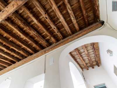 ...coperto da un soffitto in legno a cassettoni...